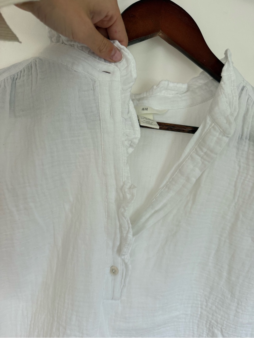 H&M White Ruffle V-Neck Flutter Sleeve Blouse - Picture 4 of 5